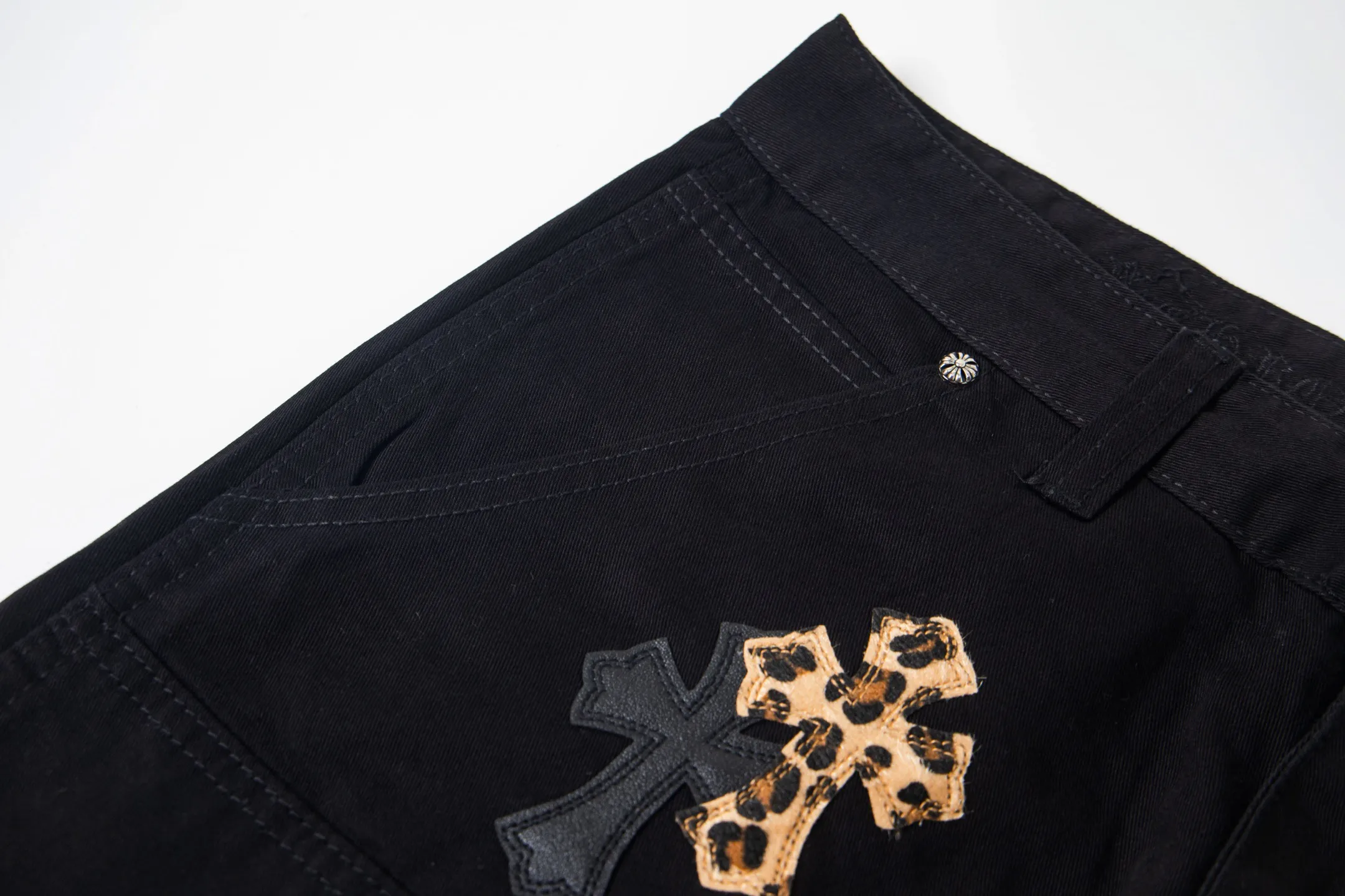 P260 Chrome Hearts Leopard Print Jeans with Black Leather and Wooden Leather Elements Washed Jeans. Really restores the ultimate vintage texture. Three-dimensional version. Loose and comfortable, not picky about the figure. Makes taller and slimmer. Factory-made. Original factory quality control. Same style for men and women. Can be matched with couples. Versatile recommendation. Must-have jeans for all seasons. Fashionistas have been disappointed. From the quality selection of fabrics, the tailoring of details, and the matching of patterns, they are all impeccable! The upper body is so handsome when worn...it can be easily worn by men, women and children! The craftsmanship is made of heavy-duty washed pure cotton denim fabric. After washing, it is soft and thick. It is very stylish when worn on the body. Style number: 1776# Color: black Size: 28 30 32 34 36